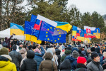 protest Dost bylo Ruska!, demonstrace proti premiérovi Robertu Ficovi, demonstranti, protestující, slovenská vlajka, ukrajinská, vlajka Evropské unie (EU)