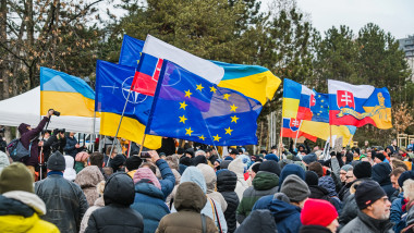 protest Dost bylo Ruska!, demonstrace proti premiérovi Robertu Ficovi, demonstranti, protestující, slovenská vlajka, ukrajinská, vlajka Evropské unie (EU)