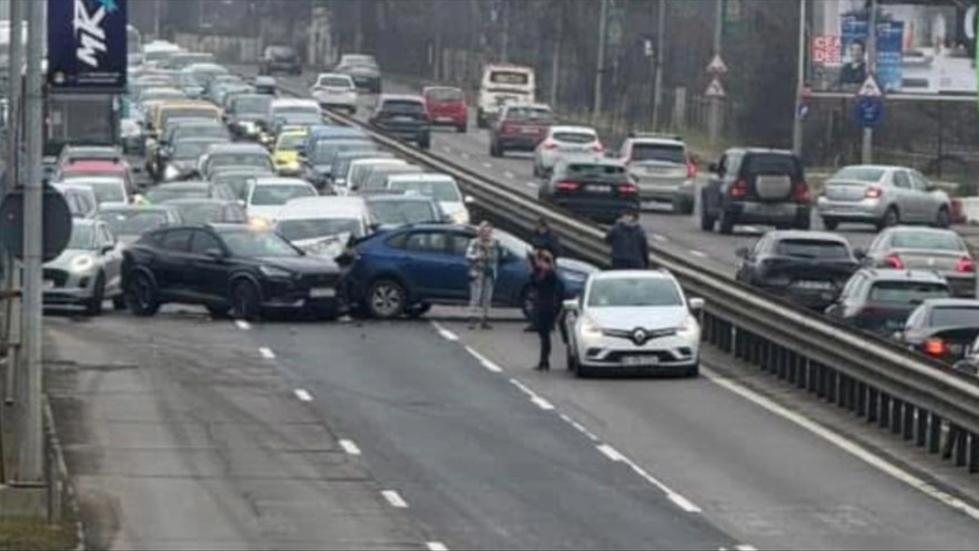 Carambol la ieșirea din București: Patru mașini au fost implicate într-un accident produs pe DN1 spre Otopeni