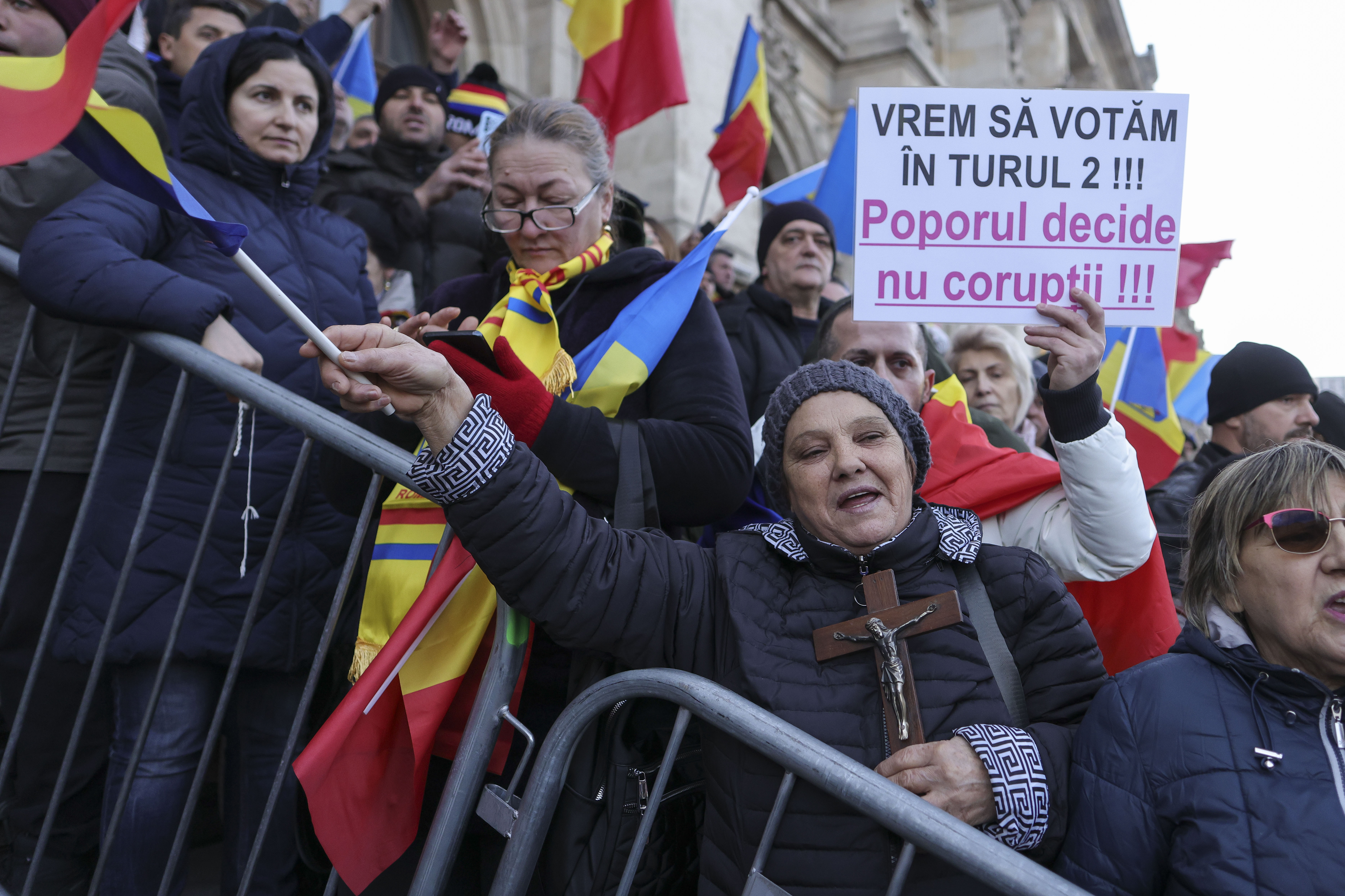 Susținătorii lui Călin Georgescu, protest la Curtea de Apel în dosarul anulării alegerilor