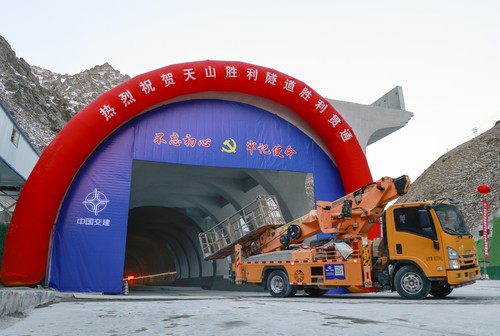 China a finalizat construcţia celui mai lung tunel de autostradă din lume, în Xinjiang