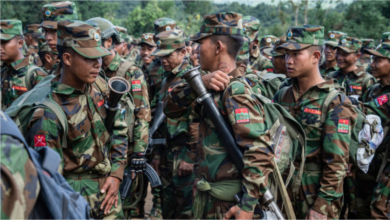 soldați în Myanmar