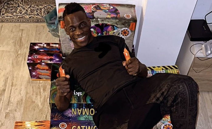 FOTO. Balotelli nu se lasă de Anul Nou, la 13 ani după ce şi-a incendiat casa cu artificii. A pregătit cantități impresionante
