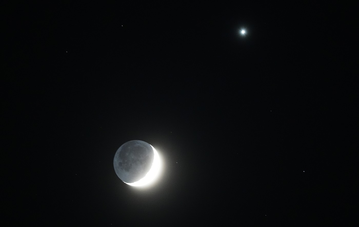 Imagini din jurul lumii într-un moment uimitor. Planeta Venus a apărut deasupra Semilunii