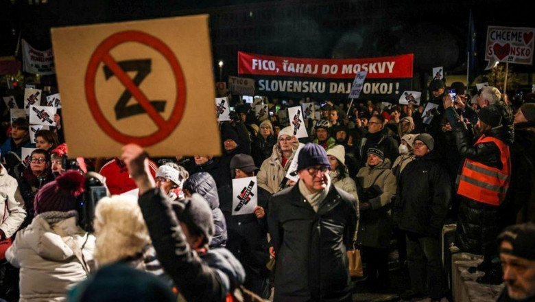 protest anti robert fico la bratislava, oameni cu pancarte