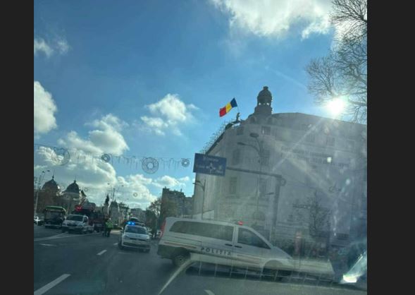 „Stegarul dac” s-a urcat pe clădirea Universității din București în semn de protest. Negociatorii l-au convins să coboare după șase ore