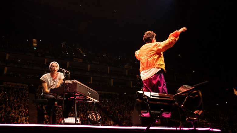 London, United Kingdom. 9 Dicember 2024. Coldplay legend Chris Martin joins Jacob Collier on stage at the O2 Arena. Cristina Massei/Alamy Live News.