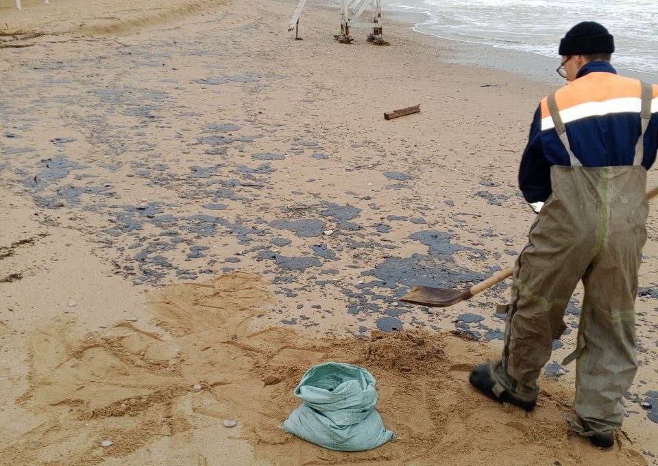 Stare de urgență la Sevastopol. Păcura scursă de la două petroliere ruseşti în Marea Neagră a ajuns pe plajele din Crimeea