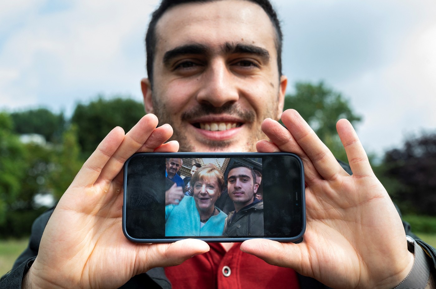 Cum i-a schimbat viața un selfie cu Angela Merkel unui refugiat sirian în Germania. Ce spune despre AfD și căderea regimului Assad