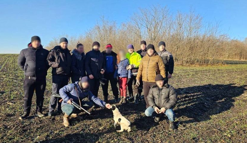 Minoră din R. Moldova, găsită nevătămată după ce s-a rătăcit în pădure. Un câine i s-a alăturat și a stat cu ea până a fost salvată