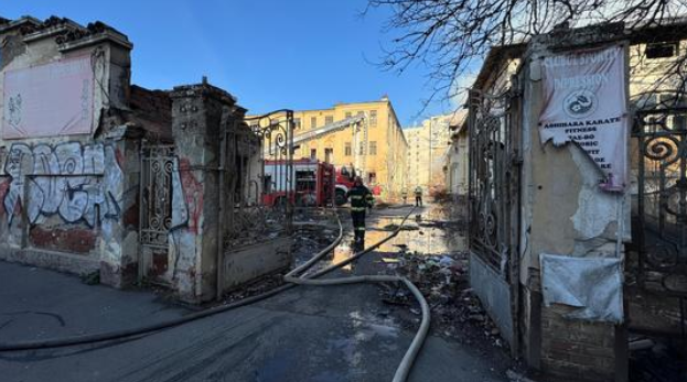 Incendiu la o clădire a Liceului Timpuri Noi din Bucureşti. Intervin zece autospeciale ale pompierilor