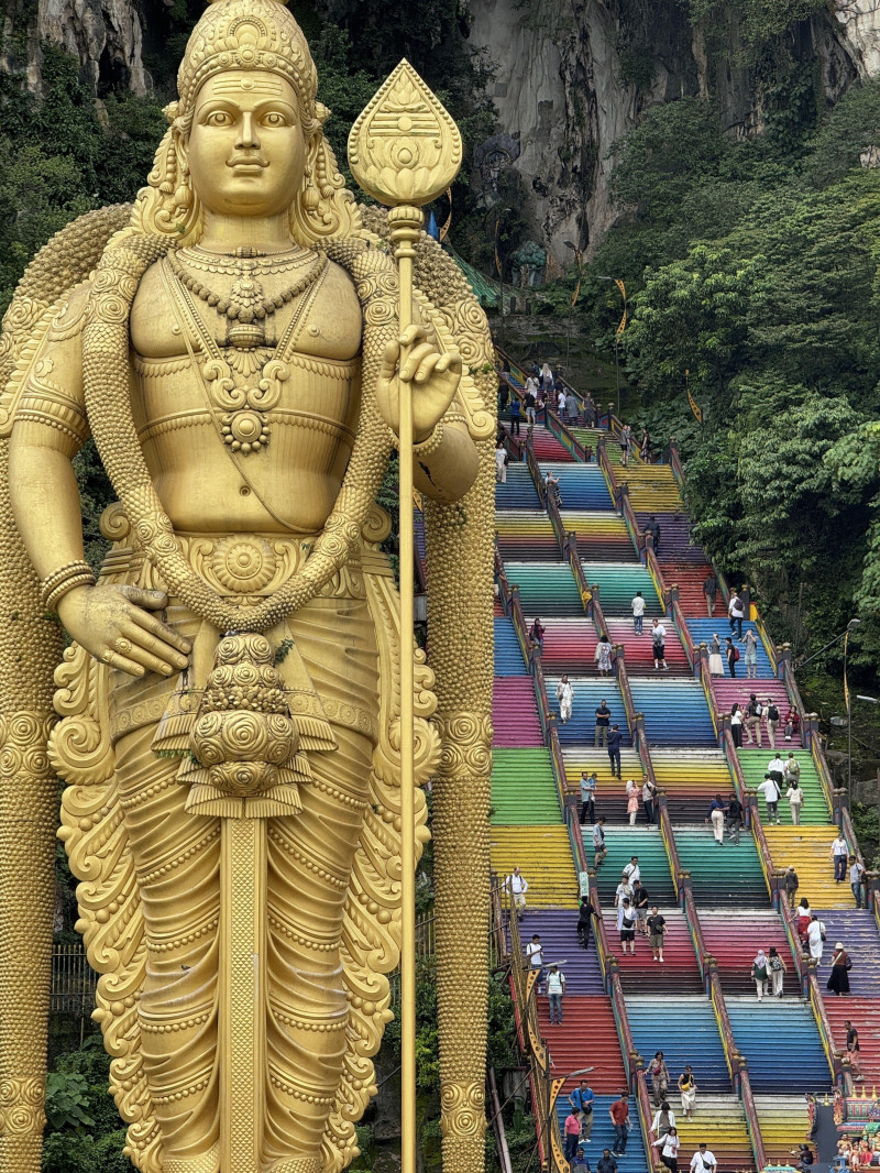 Kuala Lumpur, Malaysia. 22nd Nov, 2024. Tourists and locals walk up and down the 272 colorfully painted steep steps to the Batu Caves. Located around 15 kilometers from Kuala Lumpur, the stone caves, the Batu Caves, are probably one of the most interestin