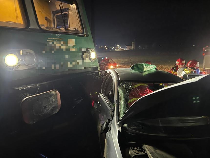 Accident feroviar în județul Mureș: cinci răniți după ce o mașină a fost lovită de un tren al cărei conductor băuse alcool