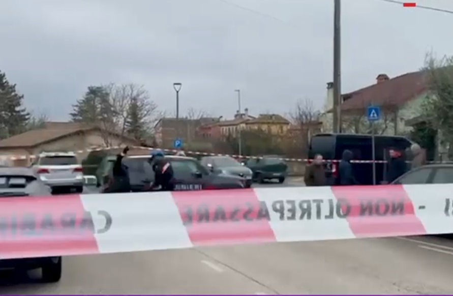 O româncă a fost înjunghiată de soțul ei în parcarea unui supermarket din Italia. Martorii, șocați de incident: „Bărbatul nu se oprea”