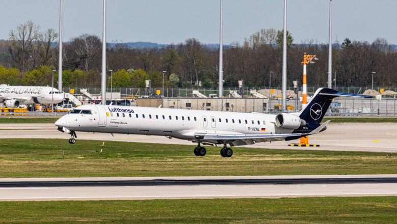 un avion mitsubishi crj900 al lufthansa aterizeaza