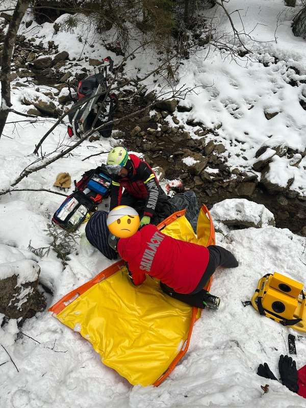 Un turist străin a murit după ce a căzut cu snowmobilul în albia pârâului Azuga