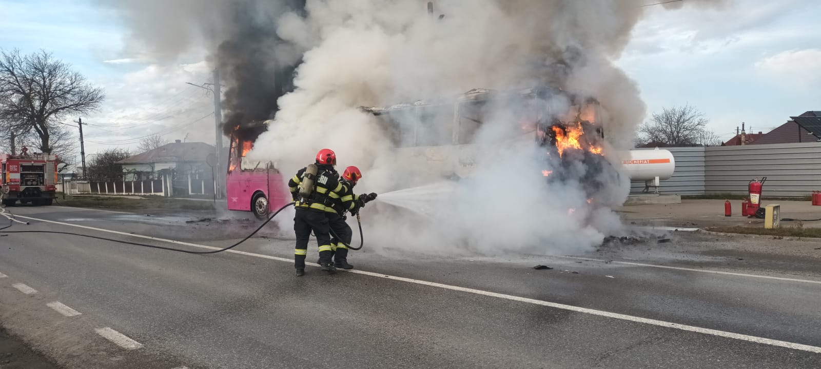 Incendiu la un autocar plin cu pasageri. Vehiculul a luat foc în mers, în dreptul unei stații GPL din Neamț