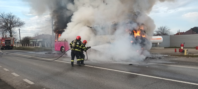 poze autobuz in flacari sursa ISU Neamt 080125 (1)