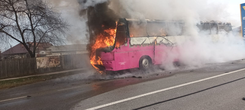 poze autobuz in flacari sursa ISU Neamt 080125 (2)