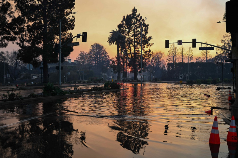 Wildfires tear through Los Angeles