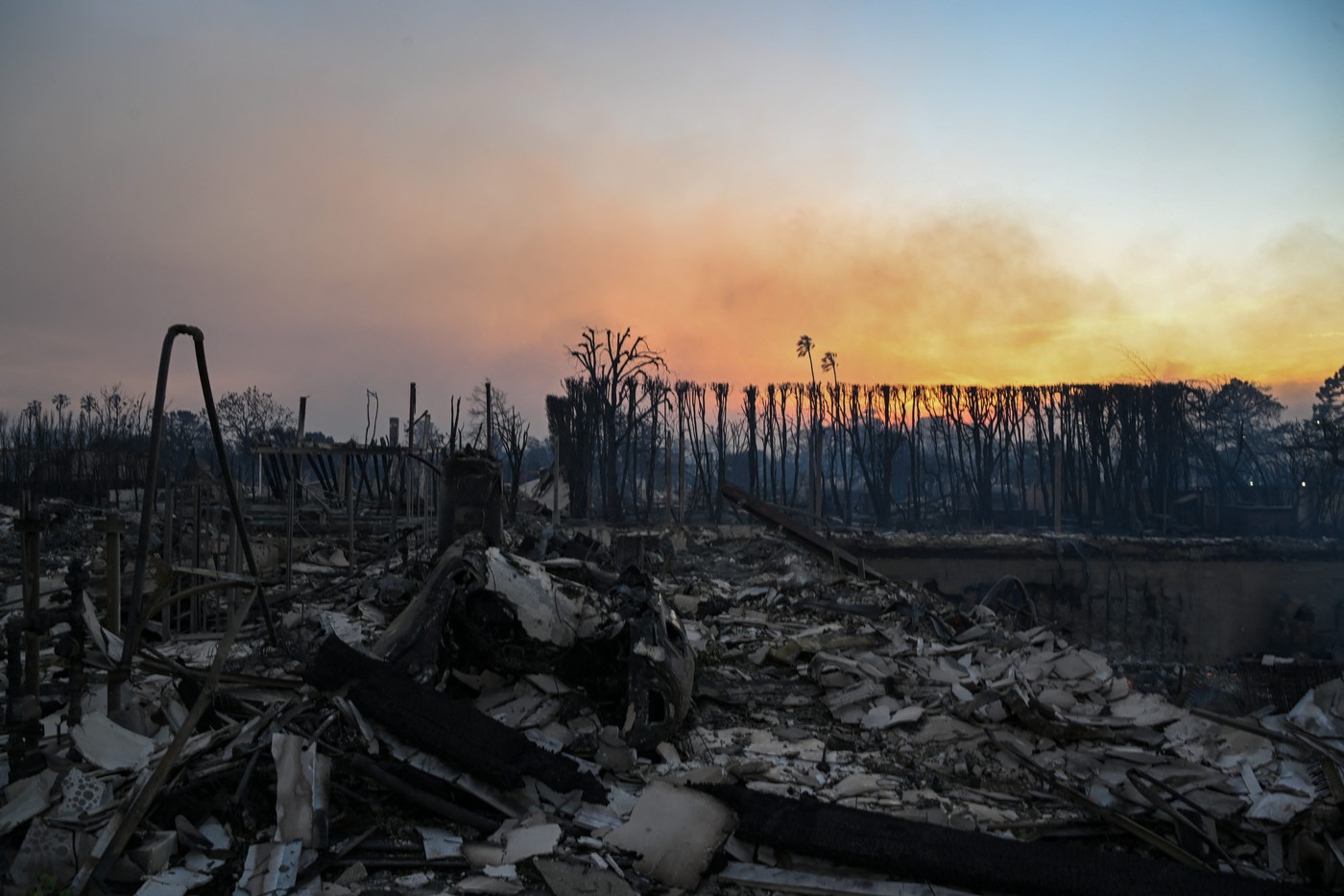 Incendiile din Los Angeles: cinci oameni au murit. Centrul Hollywood-ului a fost evacuat. Joe Biden și-a anulat vizita în Italia