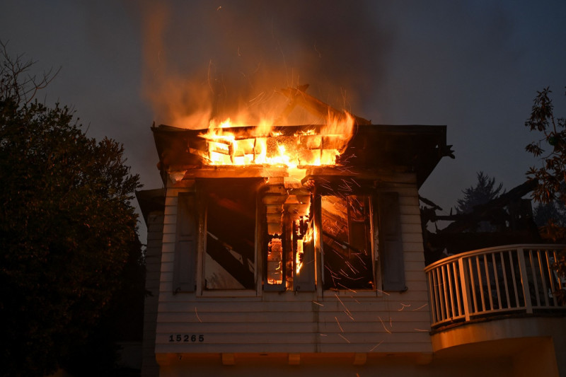 Wildfires tear through Los Angeles