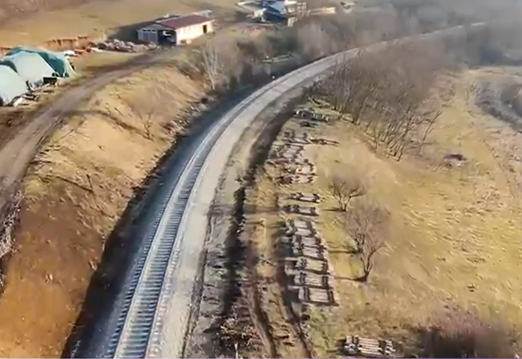 Situație absurdă la Ocna Sibiului: șinele de tren au rămas neschimbate, după luni de reparații. Cum motivează constructorii