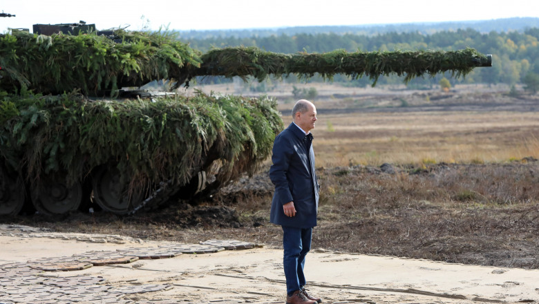 Bundeskanzler Olaf Scholz vor einem Kampfpanzer Leopard 2 auf dem Truppenübungsplatz Bergen nach seinem Pressestatement.