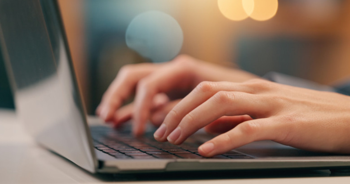 Avertizare DNSC: Fraudă prin SMS cu identitatea companiilor de curierat