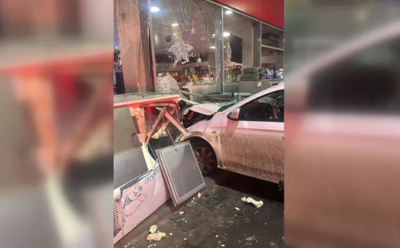 Un marocan a intrat cu maşina în vitrina unei benzinării din Timișoara, după ce a încurcat frâna cu acceleraţia