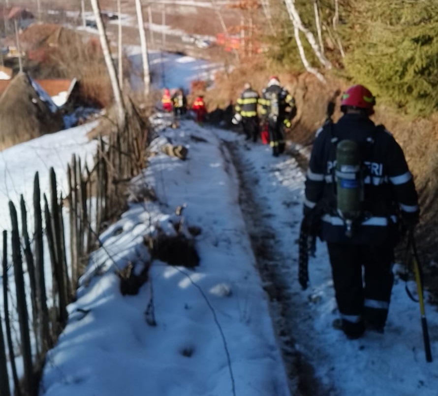 Pompierii au mers 2 km pe jos, pe un drum acoperit cu gheață, ca să stingă un incendiu la o cabană din județul Hunedoara