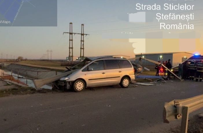 Accident spectaculos în judeţul Argeş. Cum a scăpat cu viață un șofer beat după ce maşina sa a fost străpunsă de un parapet metalic 