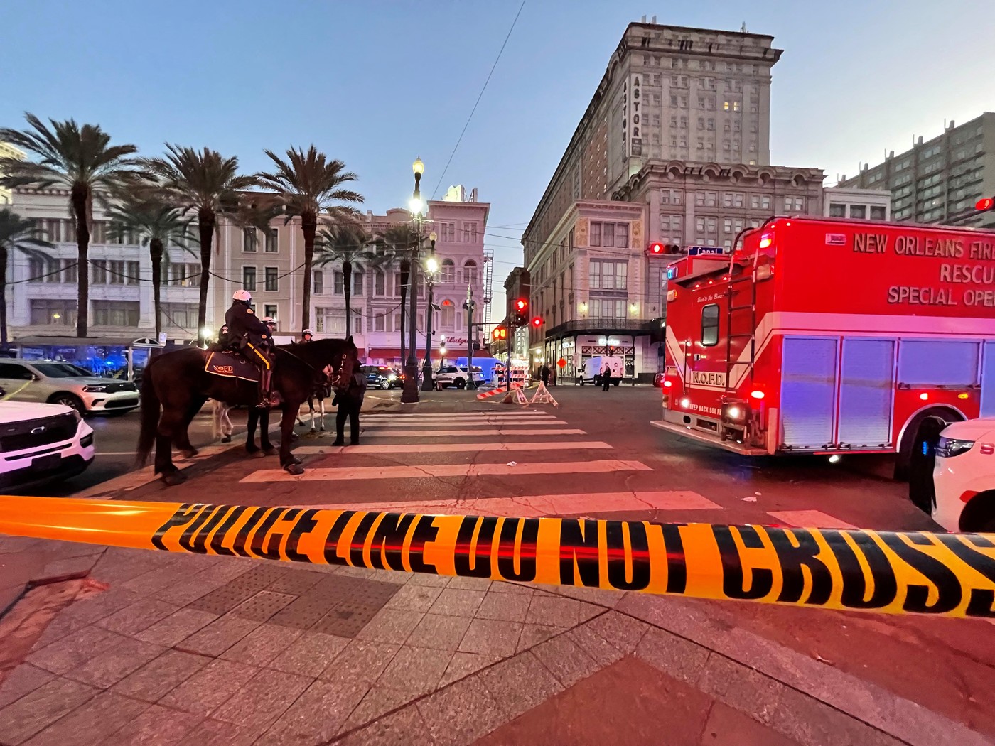 Zece morți și 36 de răniți după ce un șofer a intrat cu un camion într-o mulțime în New Orleans. Suspectul e mort. Reacția lui Biden