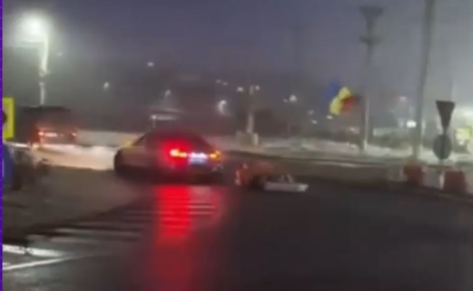 VIDEO O nouă provocare periculoasă de pe TikTok: Un șofer în vârstă de 24 de ani a făcut drifturi cu un sicriu legat de mașină