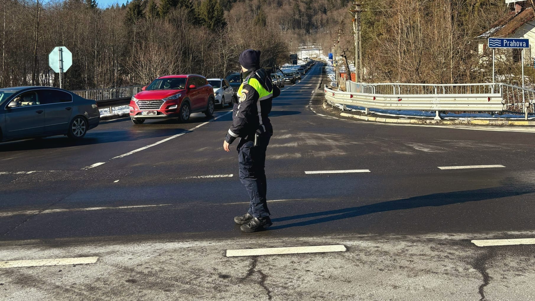 Aglomeraţie pe DN1, în judeţul Braşov. Poliţia recomandă rute alternative şoferilor care se întorc în Bucureşti