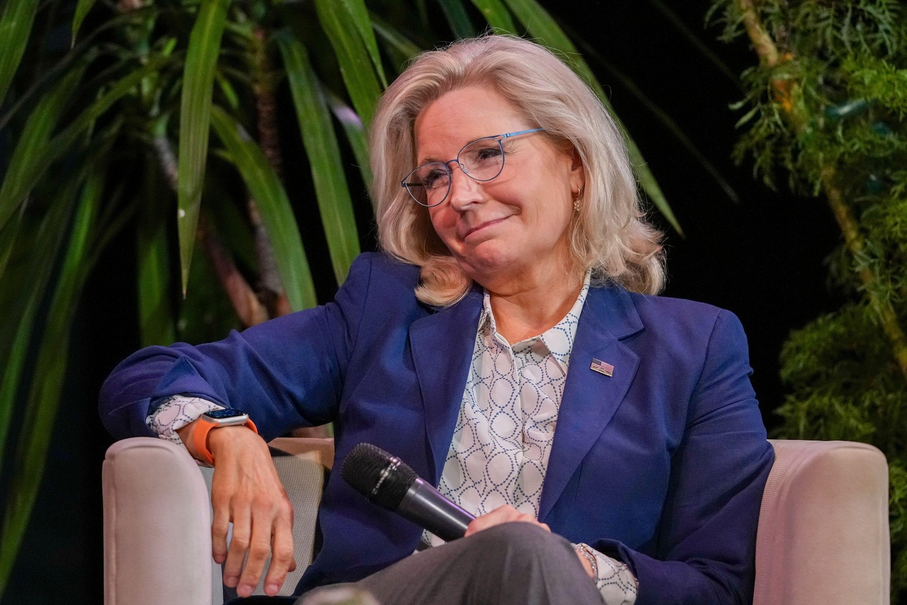 Joe Biden o decorează pe republicana Liz Cheney, despre care Trump spunea că „ar trebui adusă în fața plutonului de execuție”