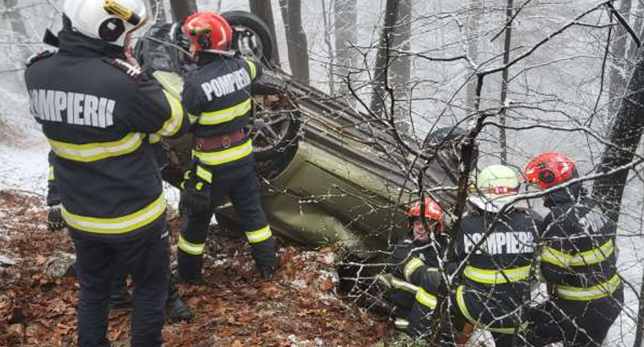 Aproape de tragedie. O mașină condusă de o femeie, în care se aflau și doi copii, aproape să cadă în lacul barajului Firiza