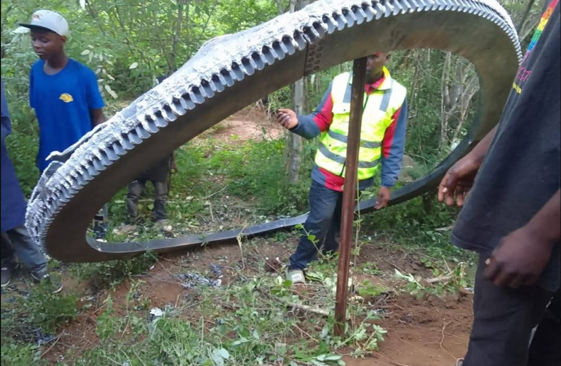 Un inel metalic provenit de la un „obiect spațial masiv” a căzut din cer într-un sat din Kenya