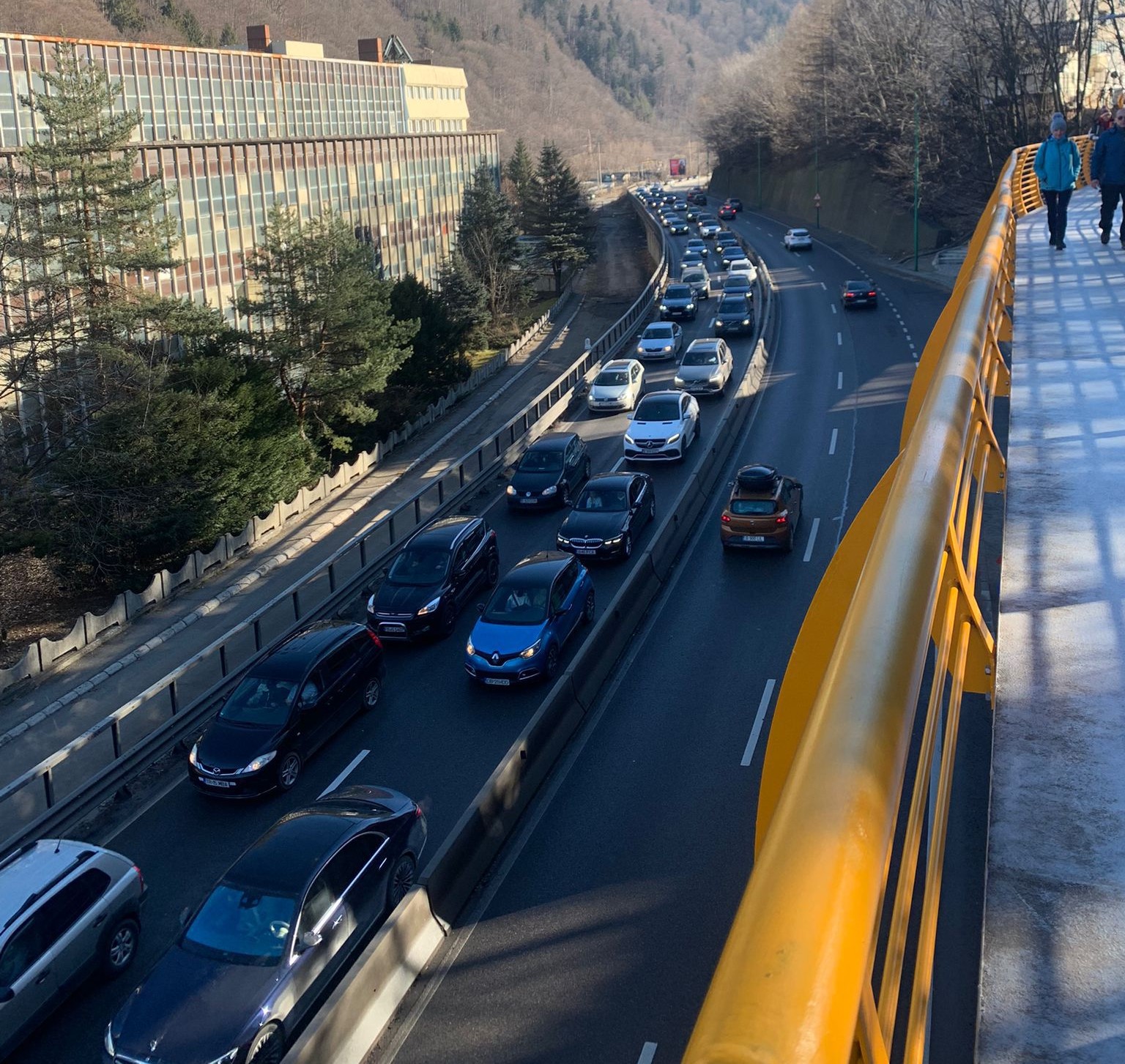 Trafic îngreunat pe Valea Prahovei. Infotrafic: „Verificaţi cu mare atenţie traseul”. Rute alternative pentru șoferi