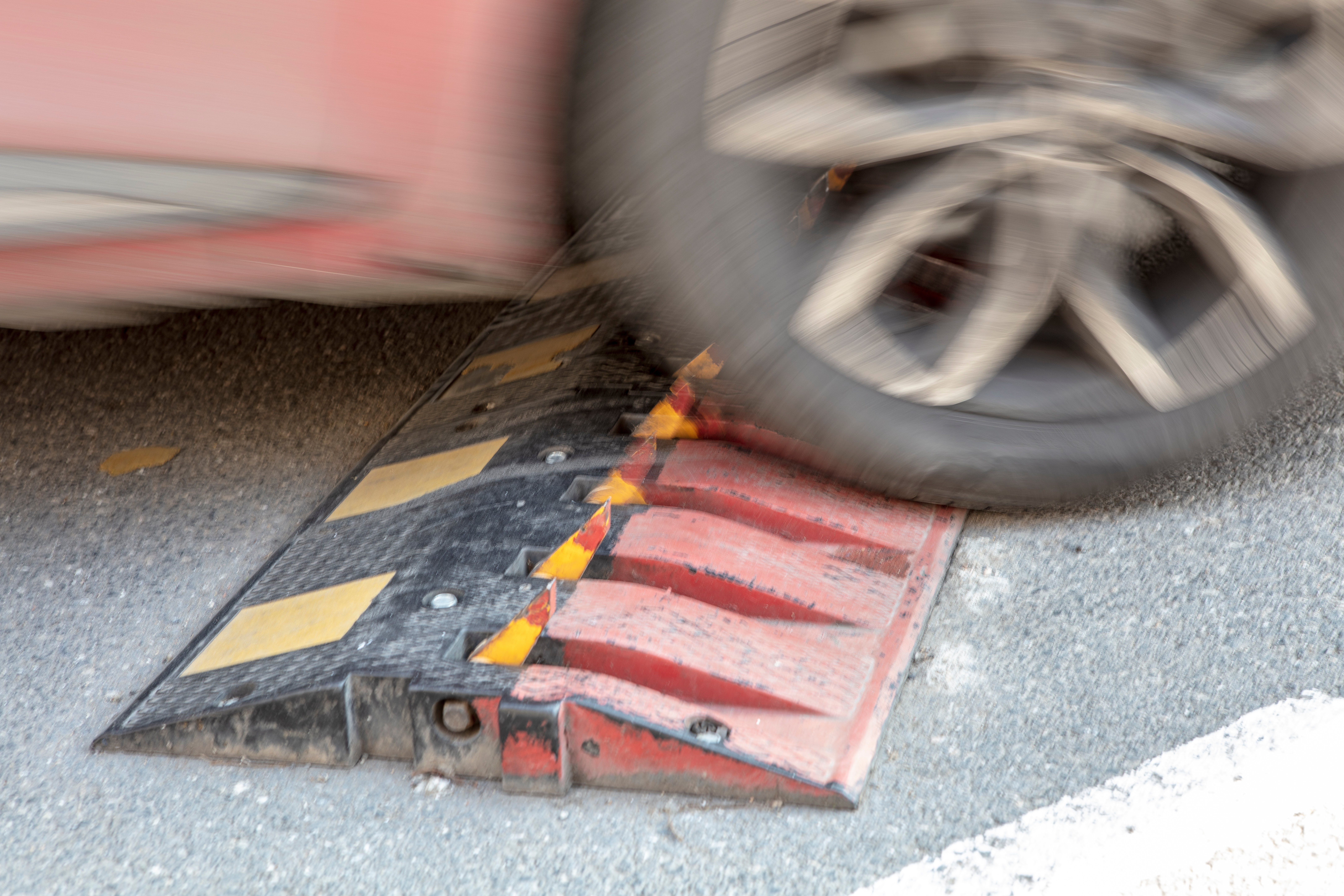 Și-a lăsat mașina cu motorul pornit în parcarea unui supermarket din Tecuci și i-a fost furată. Hoțul a fost oprit cu un sistem Spike