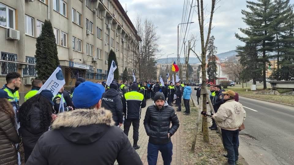 Sute de poliţişti au ieșit din nou în stradă, nemulţumiţi de prevederile „ordonanţei- trenuleţ”