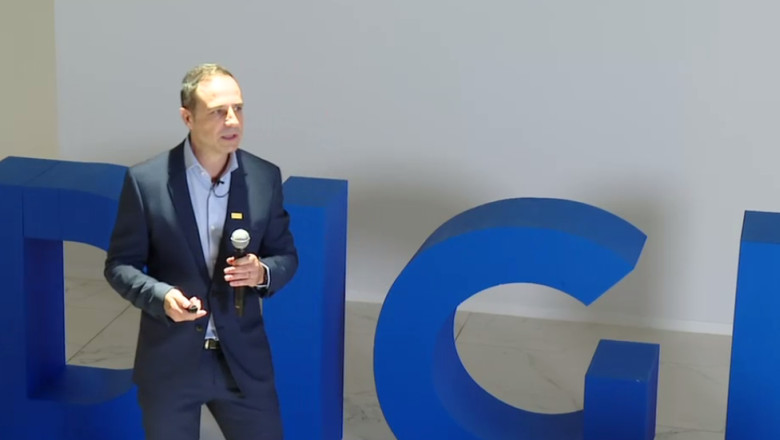 valentin popoviciu sustine un discurs la un eveniment telecom