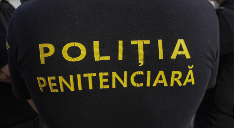 Un ofiţer de la Penitenciarul Mioveni, recompensat cu o majorare salarială de 50%, a fost trimis în judecată pentru luare de mită