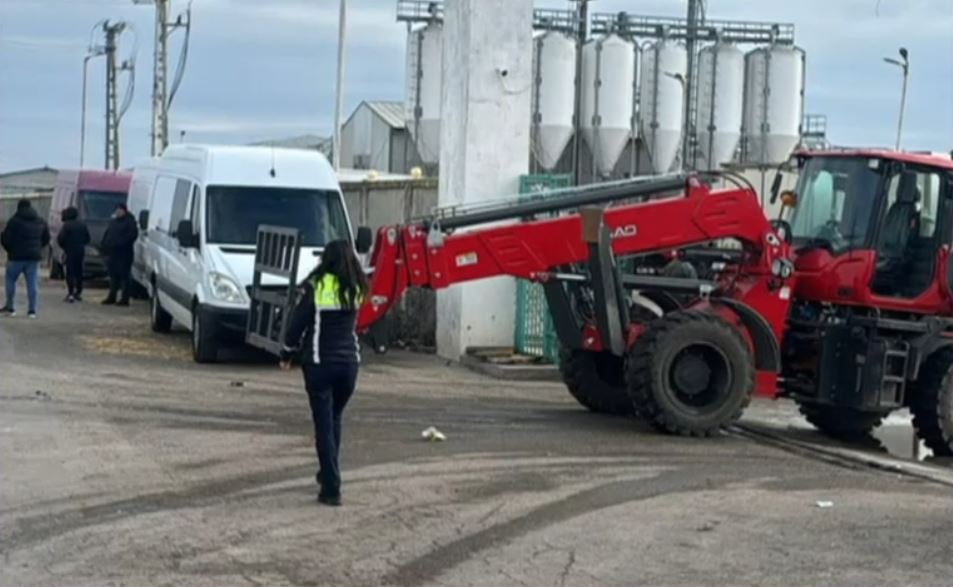 Accident mortal provocat de un utilaj agricol condus de un bărbat beat și fără permis. Doi oameni au murit pe loc