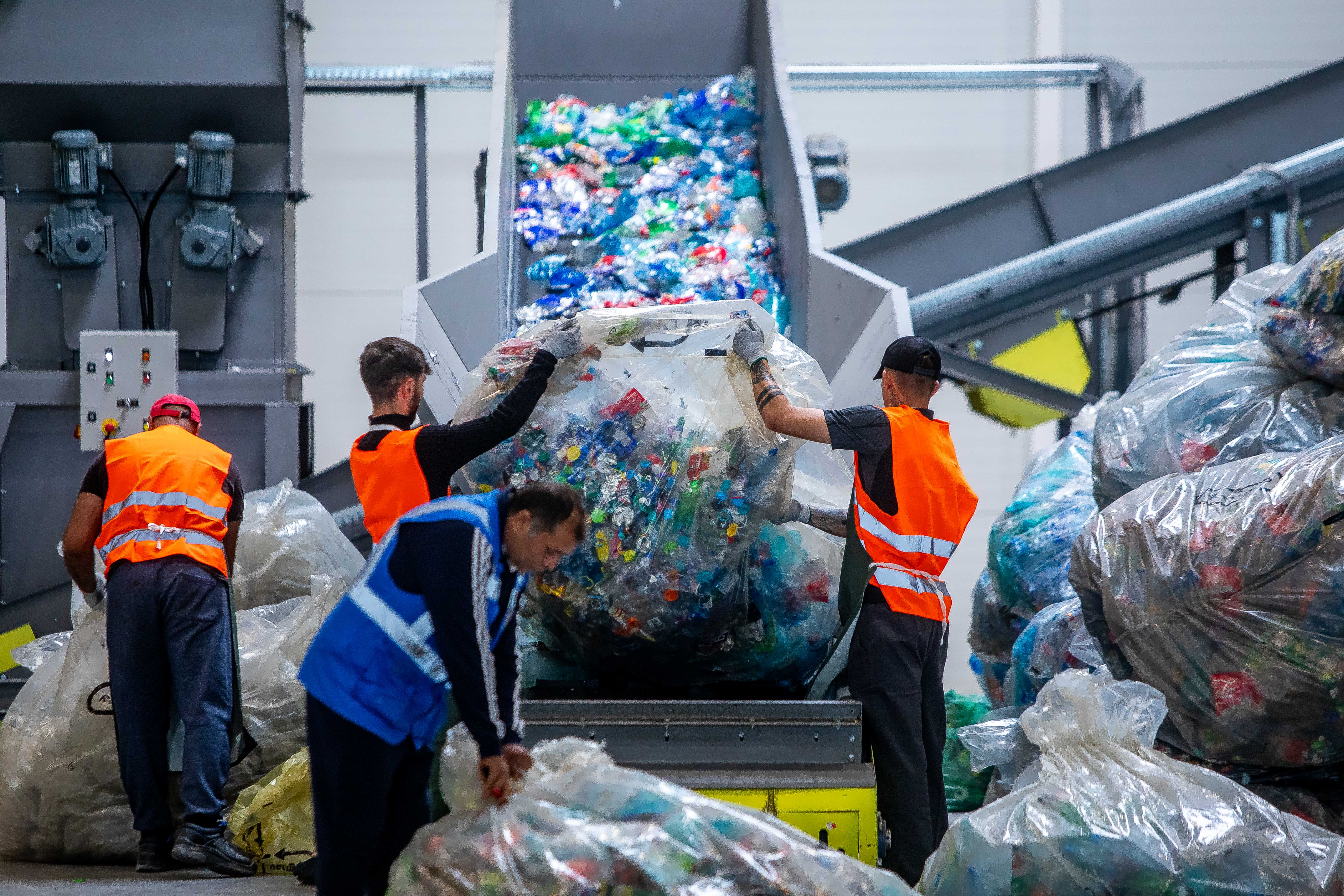 Fechet: Reciclarea ambalajelor SGR, pe lista de obiceiuri bune ale românilor. Câte PET-uri au fost returnate în decembrie