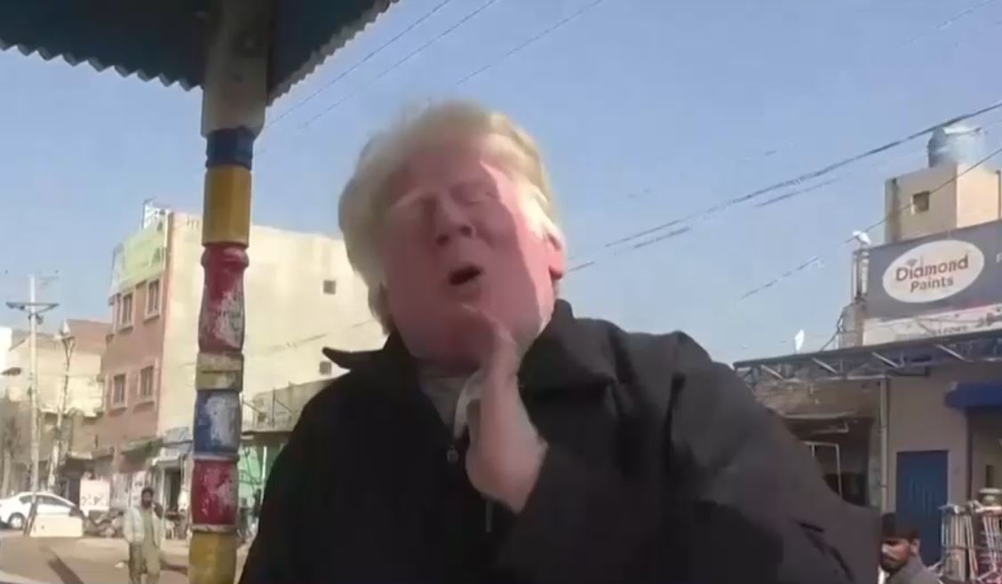 VIDEO „Sosia” lui Donald Trump vinde budincă pe străzile din Pakistan. Cântecul pe care i l-a dedicat președintelui ales al SUA
