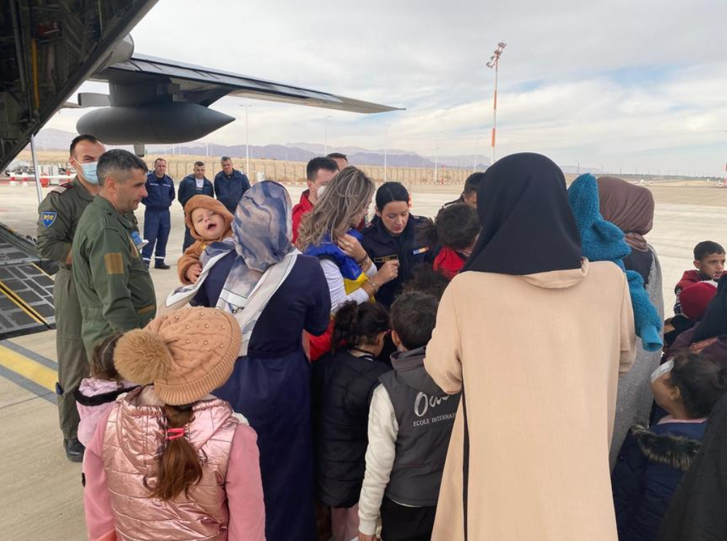 12 pacienți palestinieni din Fâşia Gaza și familiile acestora, evacuaţi de urgenţă la Bucureşti
