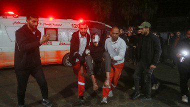 barbat ranit carat de medici la ambulanta, noapte, in urma unui atac israelian in gaza