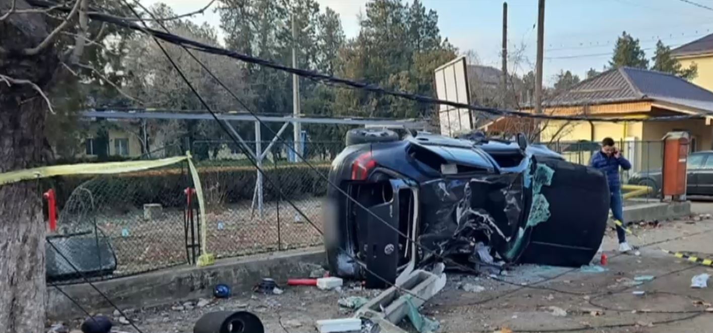 Accident mortal provocat de un șofer în vârstă de 18 ani: Un tânăr a murit, după ce prietenul lui s-a urcat băut la volan