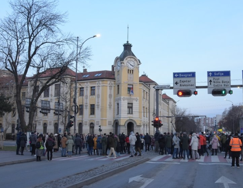 Studentă lovită de mașină în timpul unui protest la Belgrad. A fost purtată zeci de metri pe acoperișul vehiculului